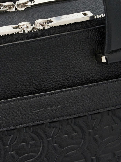 Ferragamo, portátil con Gancini en relieve